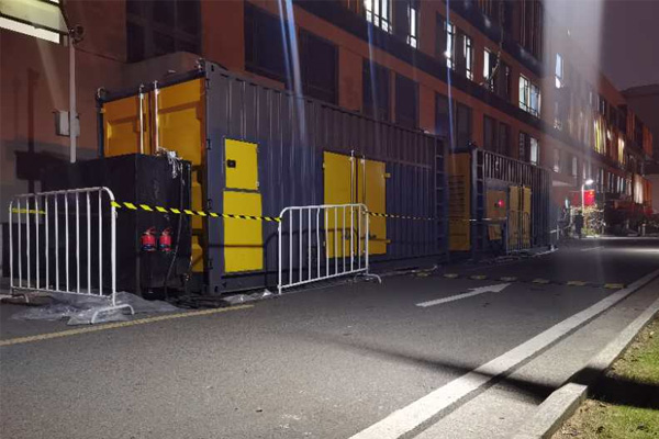 盘锦柴油发电机组的输出电压是如何调节的？